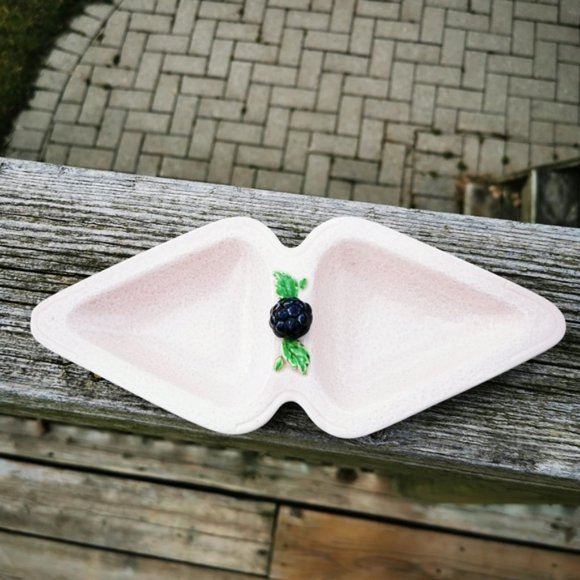 Vintage SylvaC Pottery Pink Triangular Dish with Blackberry Finial - Picture 2 of 16
